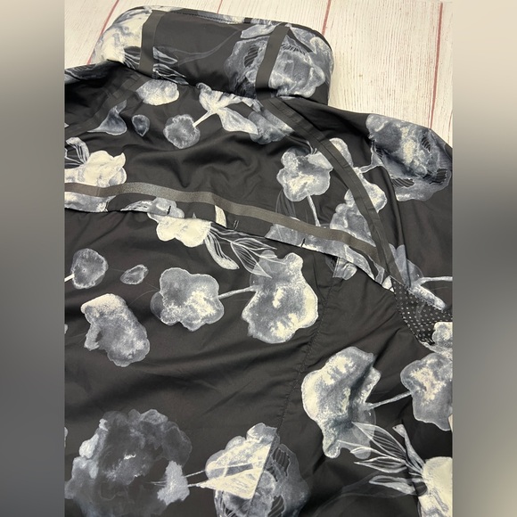 Lululemon Miss Misty Pullover - 10 - black white packable hooded windbreaker - Picture 9 of 16